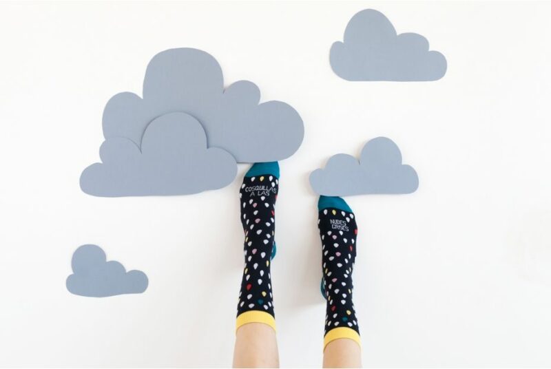 calcetines-divertidos-cosquillas-a-las-nubes-grises