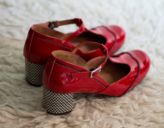 zapatos-charol-rojo-hebilla-vintage