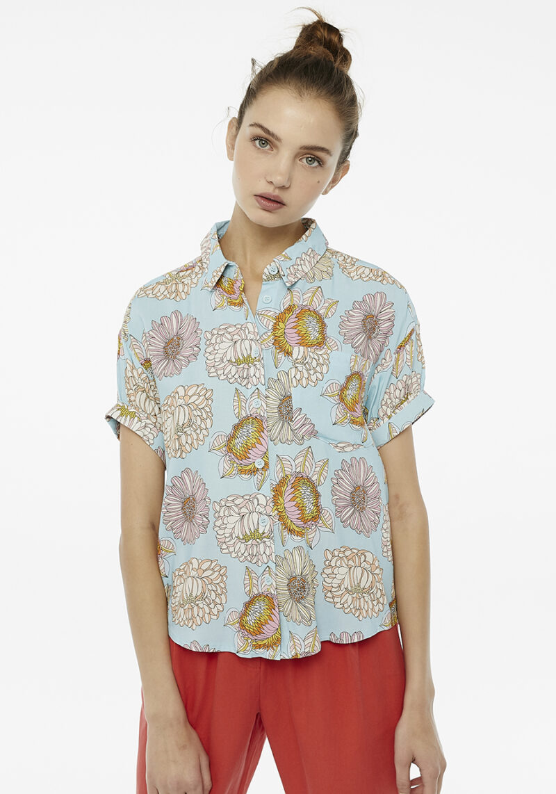 camisa-celeste-estampado-flores-crisantemo