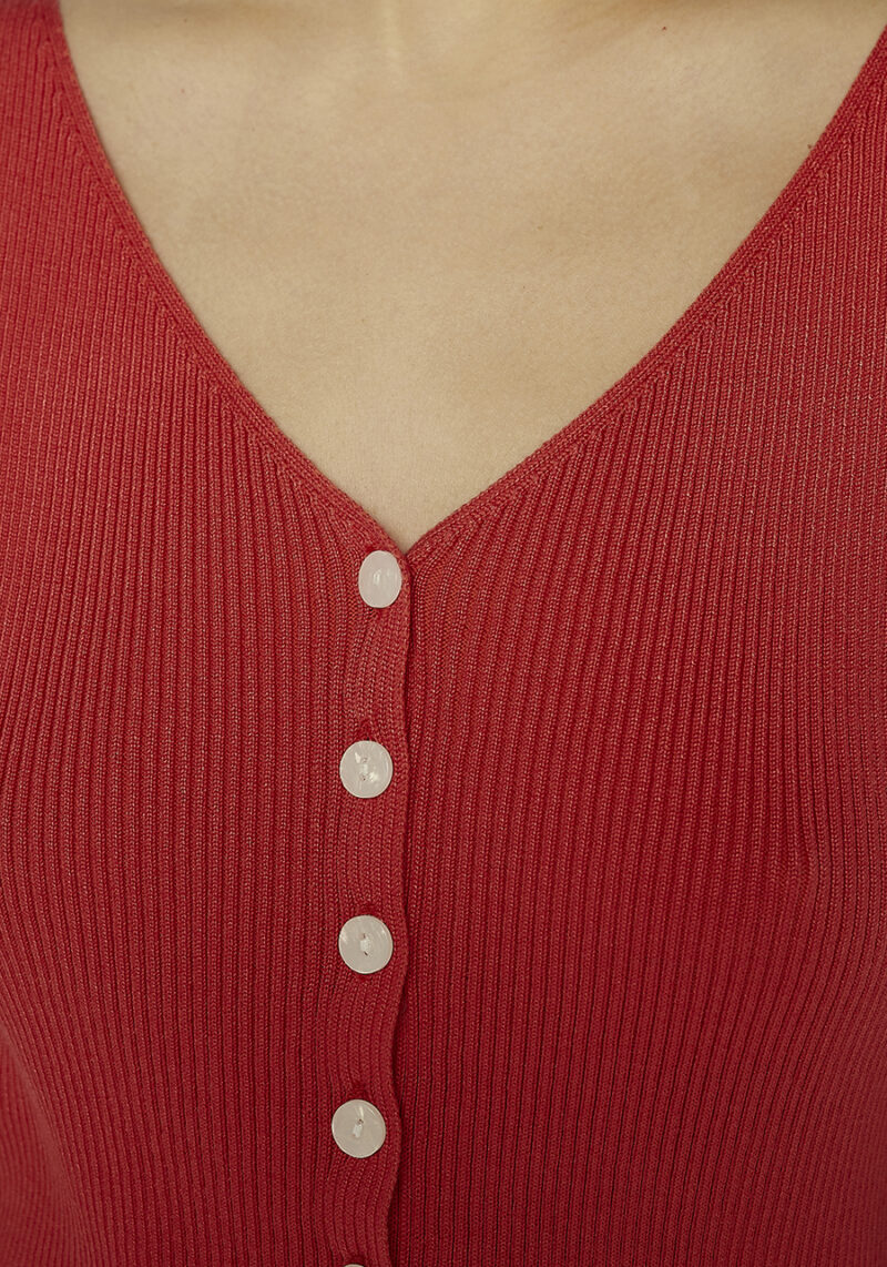 blusa-escote-de-pico-botones