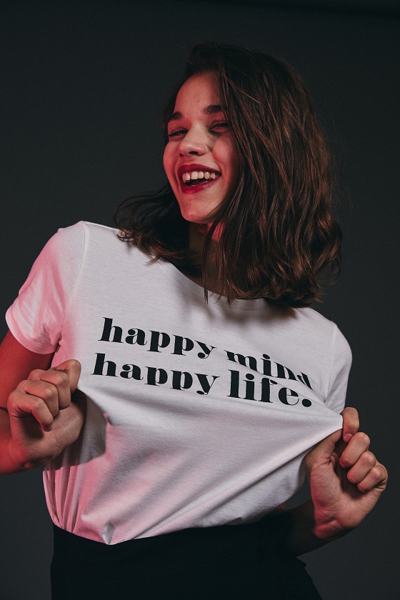 camiseta-con-mensaje-happy-mind-happy-life