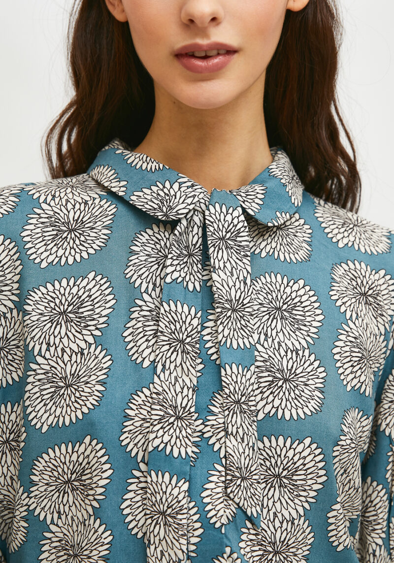 camisa-azul-estampado-floral-crisantemo
