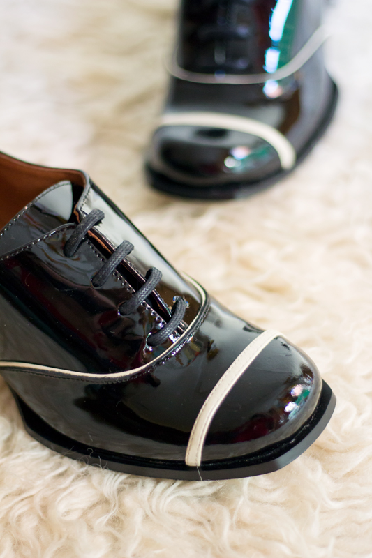 zapatos-negros-charol-cordones-vintage