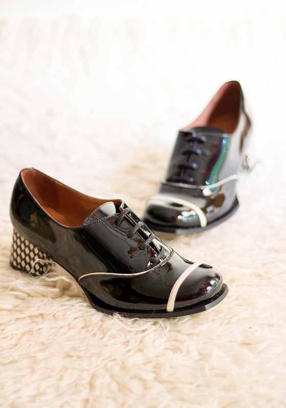zapatos-vintage-charol-negro-cordones
