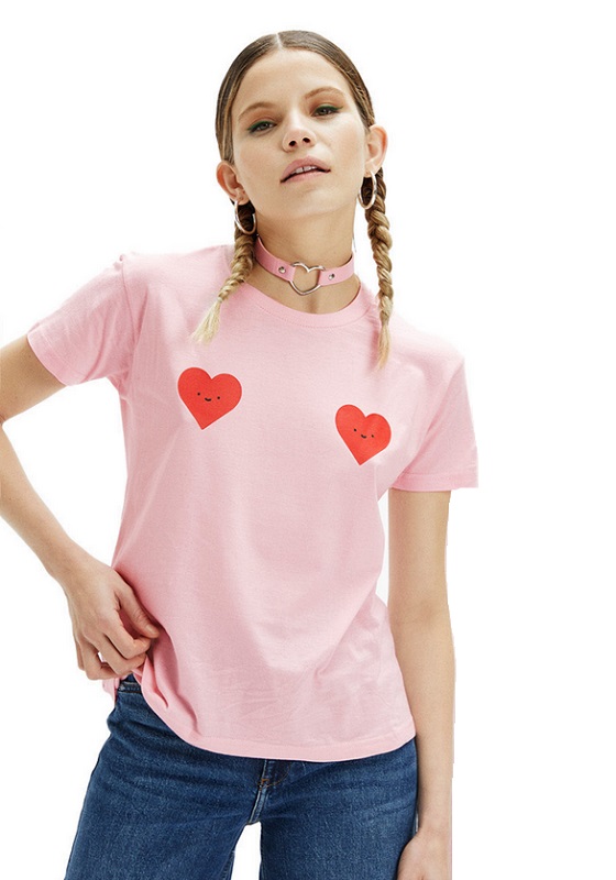 camiseta-rosa-estampado-corazones-rojos-pechitos