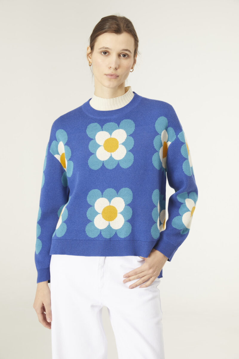 jersey-azul-estampado-margaritas-crochet